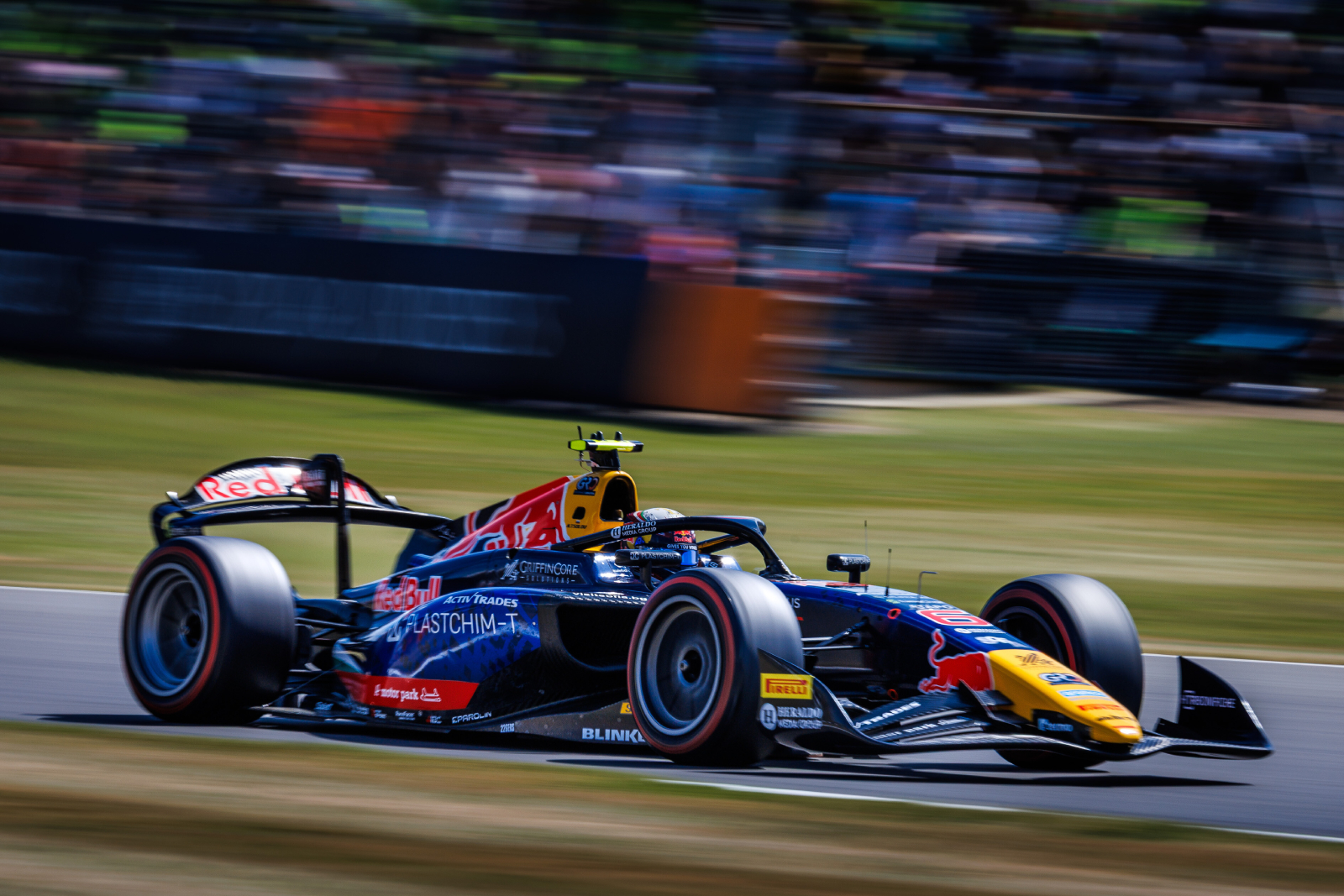Tsolov supera Minì no fim e vence sprint da F2 na Inglaterra. Câmara é 10º