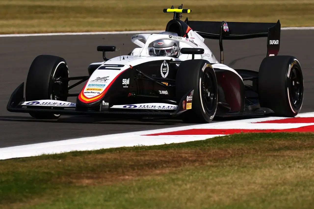 Ugochukwu amplia liderança após rodada na Inglaterra. Confira classificação da F3 2026