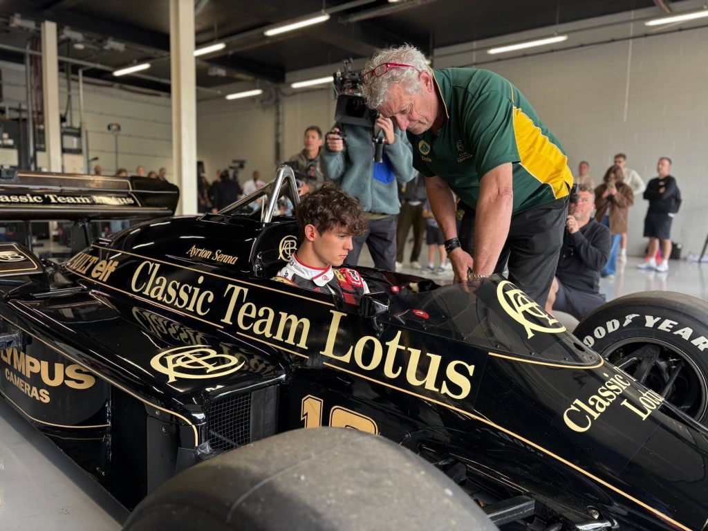 Bearman vai às lágrimas ao guiar Lotus da 1ª vitória de Senna na F1 em Silverstone