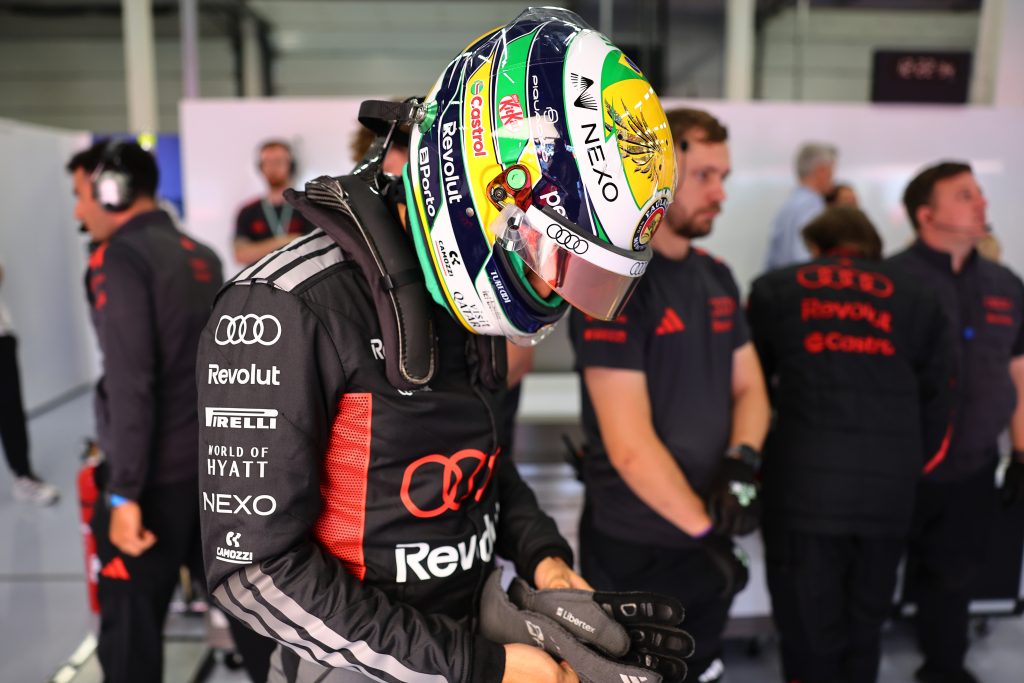 "É fácil, depois que a sessão acabou, ter uma imagem do que foi a classificação sprint. Se tivéssemos esperado para colocar o conjunto de pneus no final, como as Racing Bulls fizeram, estaríamos mais próximos deles. Ainda assim, não seria fácil ficar na frente, porque eles estão bem rápidos. É uma pista que tem muita reta, então sabemos que não é fácil para nós", começou Bortoleto