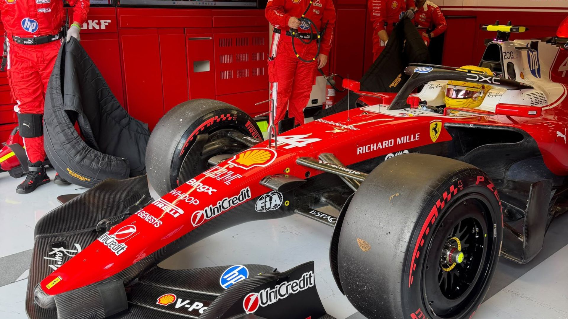 Ferrari critica 'punição severa' a Hamilton e explica situação com mecânico nos boxes