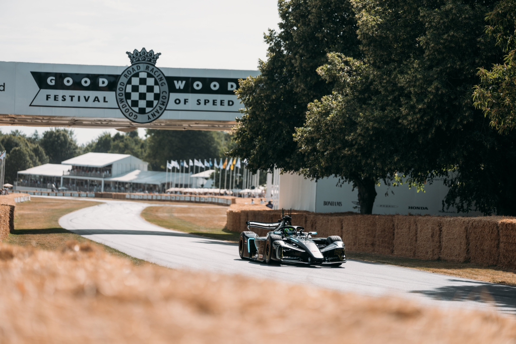 Barrichello vai à pista em demonstração da Jaguar com Gen4 no Festival de Goodwood