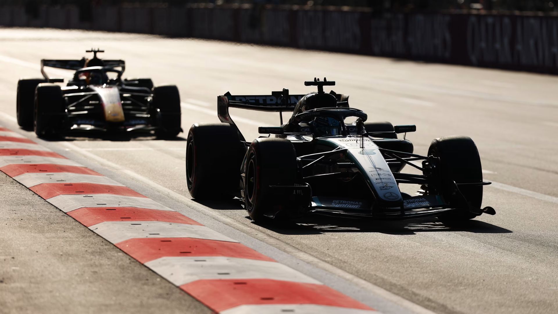 Verstappen lamenta derrota por 0s1 para Russell no GP do Azerbaijão: 'Cheguei perto'
