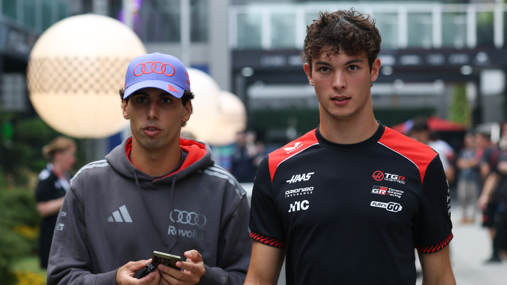F1 2026, SINGAPURA, MARINA BAY, CORRIDA, HAAS, OLIVER BEARMAN, AUDI, GABRIEL BORTOLETO, ROSTO