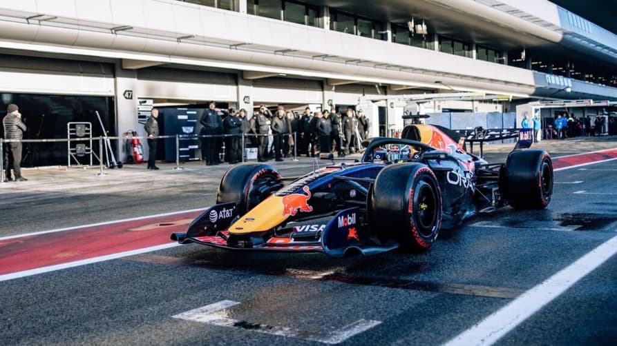 Hadjar lidera tanda matutina del shakedown de F1 2026 en Barcelona; Colapinto es 3°