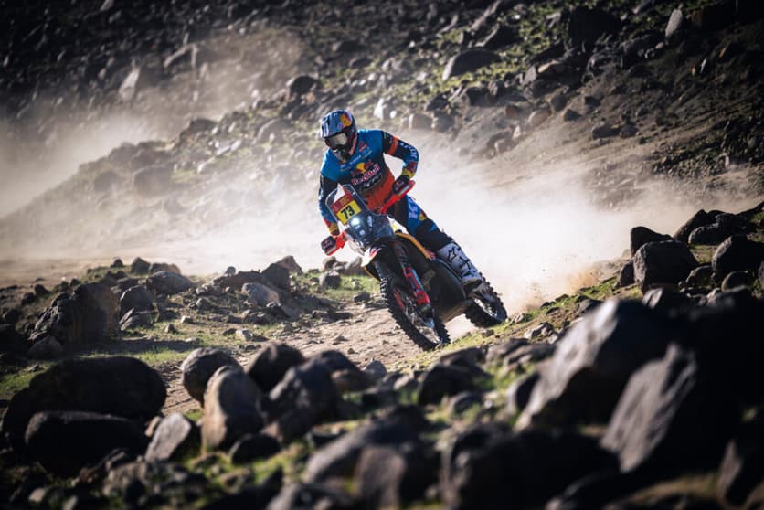 Canet lidera el prólogo y se convierte en el ganador más joven del Dakar; Benavides, 4°