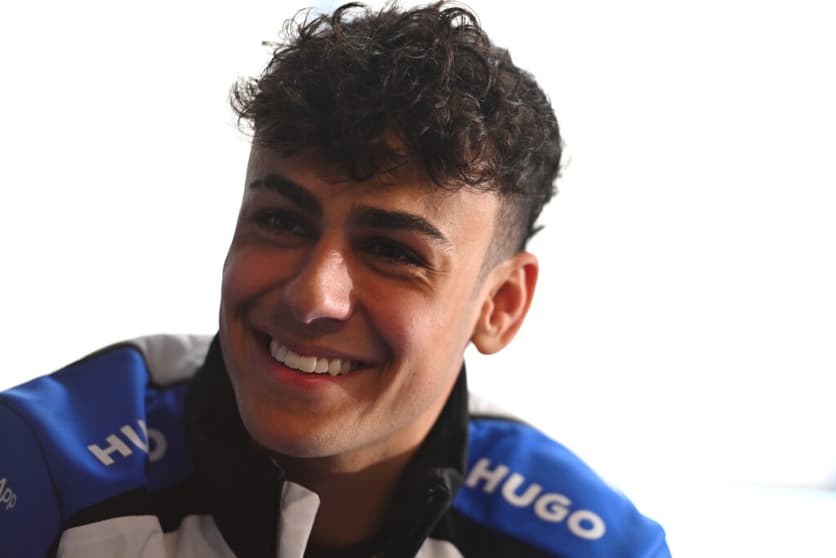 Lindblad refuerza admiración por Hamilton y fija ambición en F1: «Superar a mis ídolos»