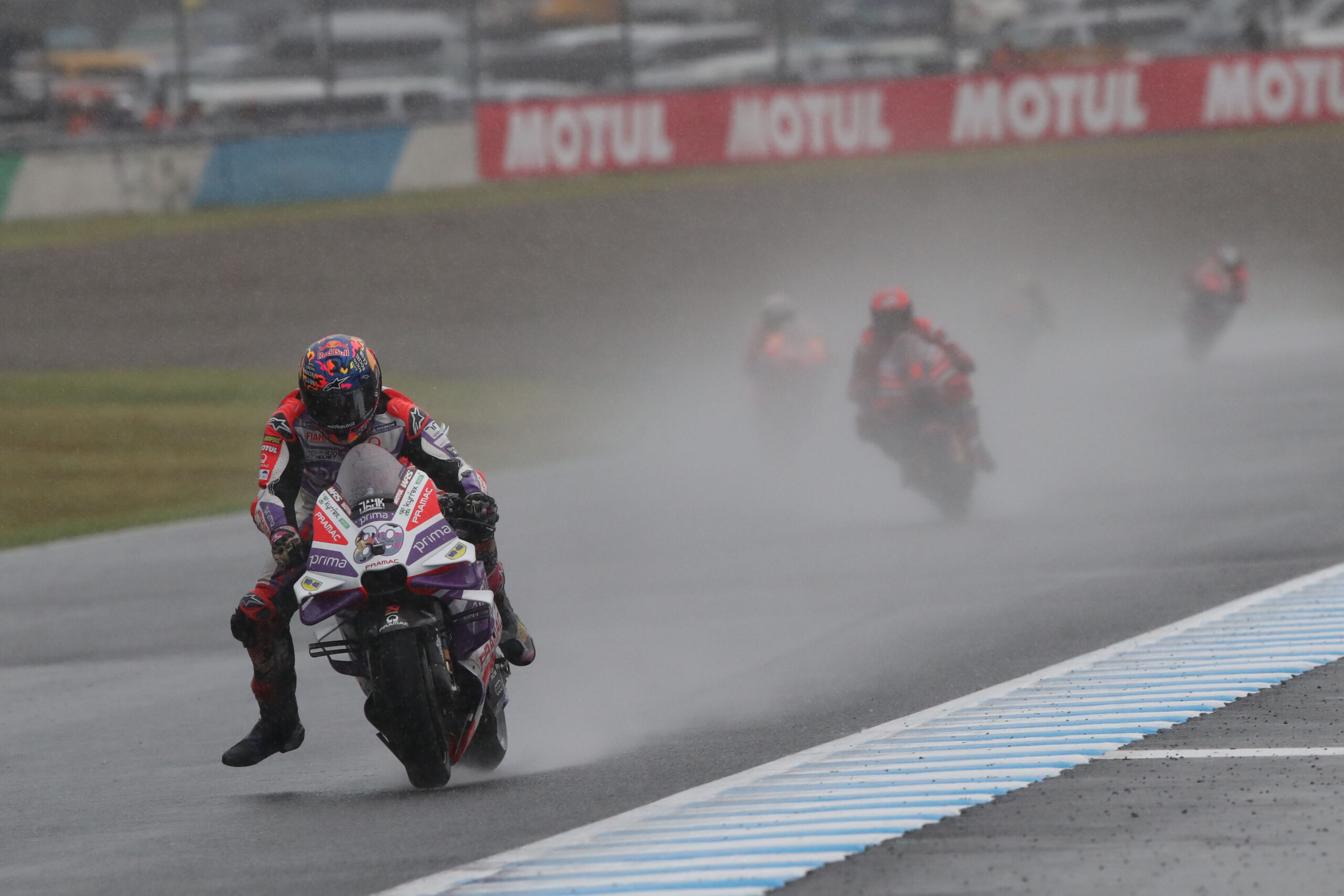 Martín gana el GP de Japón de MotoGP acortado por la lluvia. Márquez es 3º