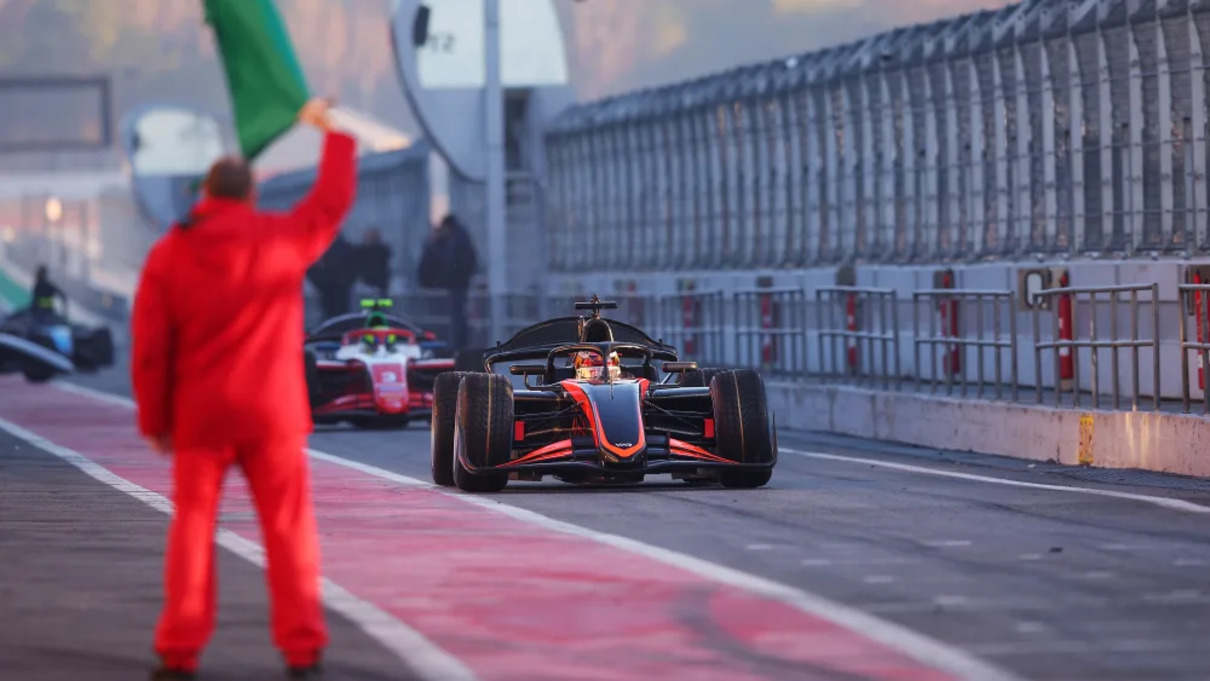 F2 completa shakedown en Barcelona de su nuevo coche con la presencia de Colapinto