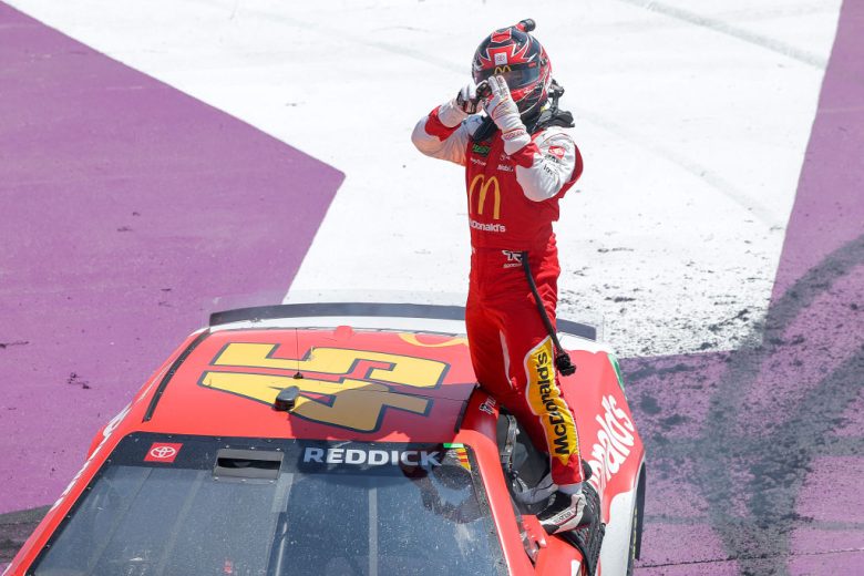 Reddick supera a Byron al final y gana la prueba de Michigan interrumpida de la Nascar