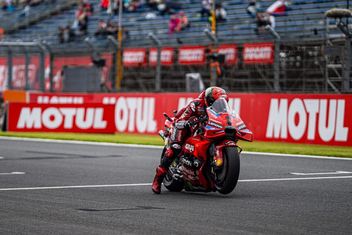 Bagnaia vence en carrera sprint de Japón tras caída del poleman Acosta; Martín, 4°