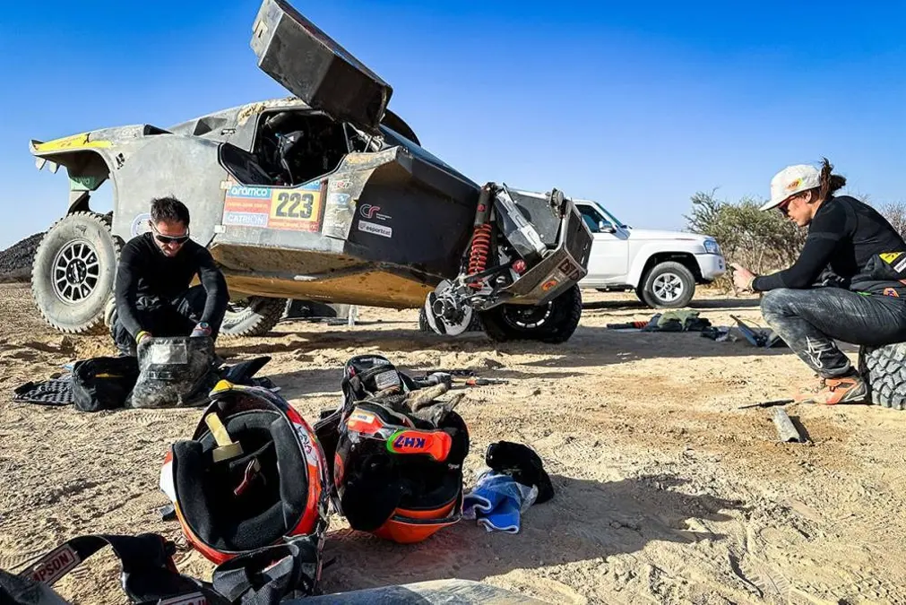 La FIA descalifica a Sanz del Dakar 2025 por infracción técnica tras su accidente