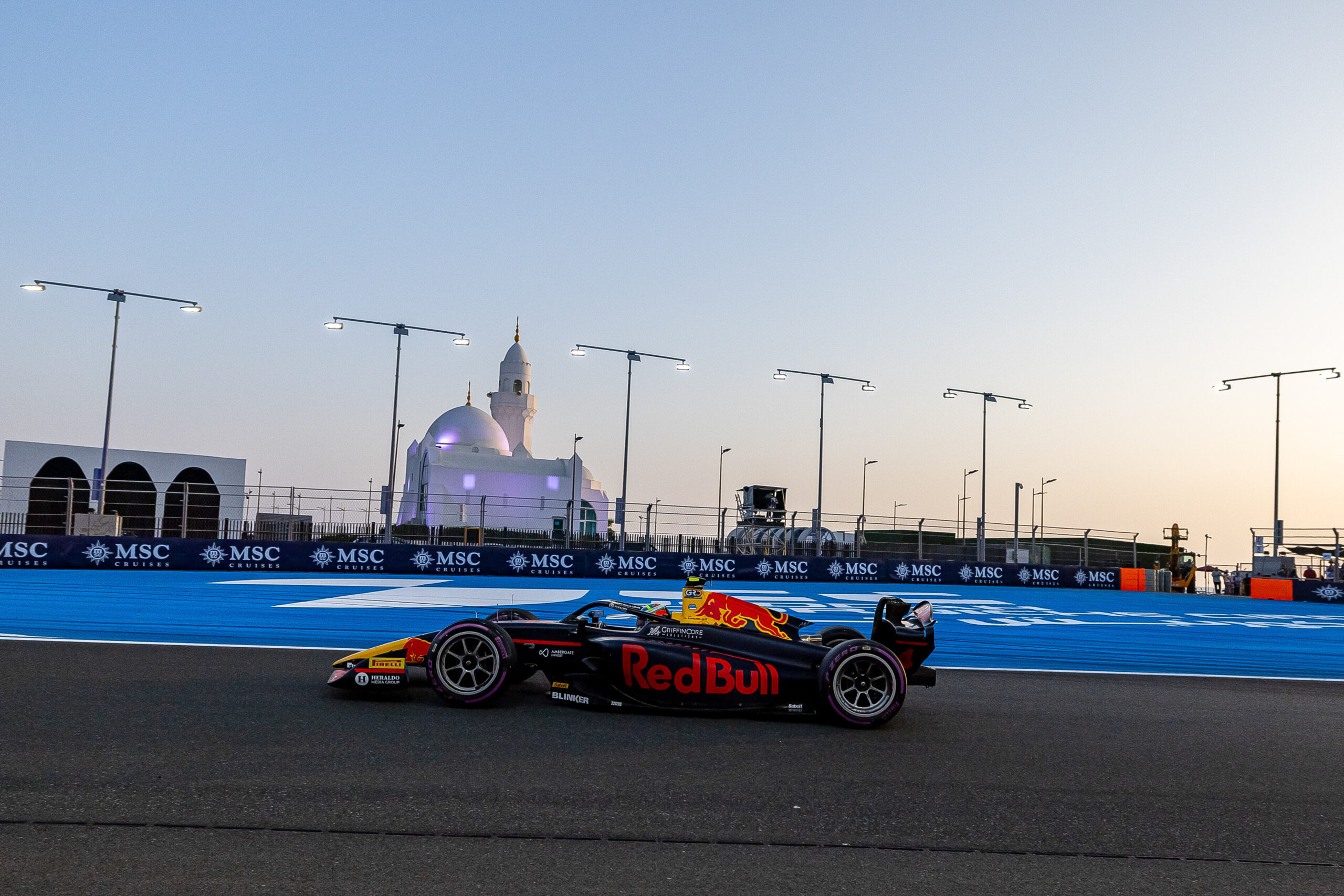 Lindblad hereda victoria tras sanción a Verschoor y gana sprint de F2 en Jeddah