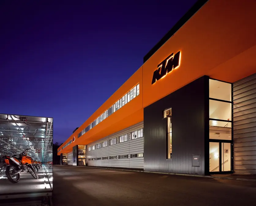 KTM sale de la crisis con apoyo de Bajaj y reanuda la producción de motos en Austria