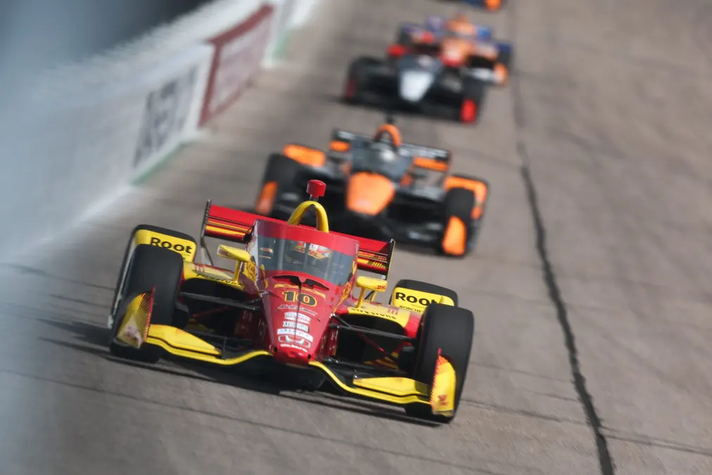Palou triunfa en la carrera del domingo de IndyCar en Iowa; O’Ward termina 5°