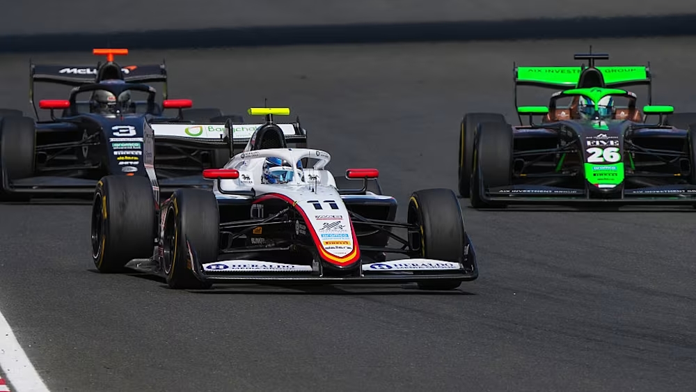 Inthraphuvasak contiene a Ugochukwu y gana la carrera sprint de F3 en Hungría; Ramos, 12°
