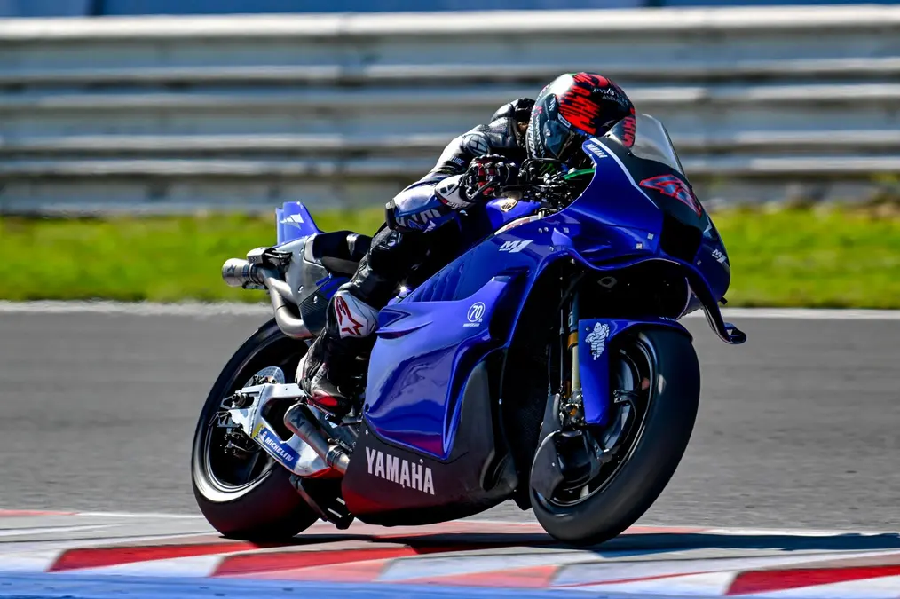 Rins pide más potencia, pero elogia motor V4 de Yamaha: “Tiene muchos aspectos positivos”