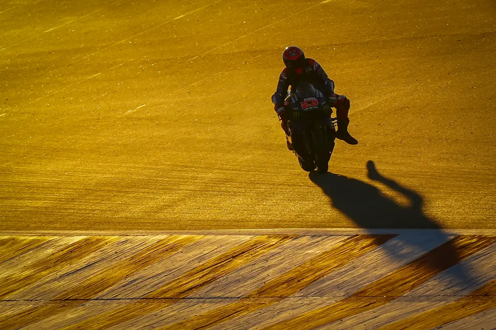 Yamaha afirma que el motor V4 «nació bien», pero advierte: «La moto está en sus inicios»