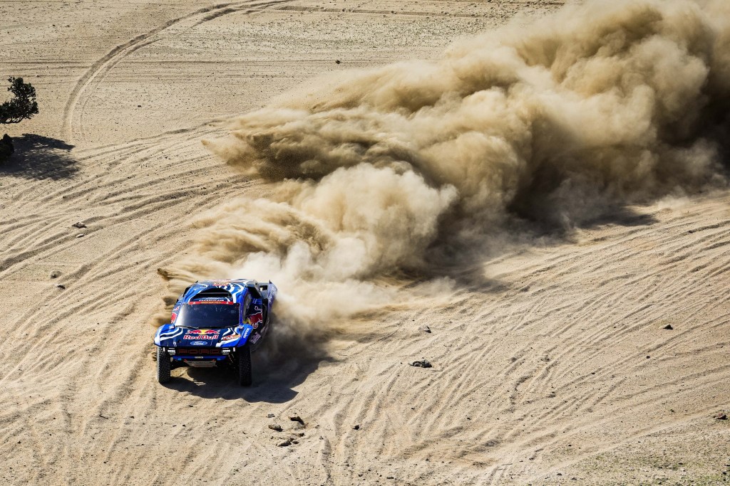 Ekström encabeza 1-2 de Ford en el prólogo del Dakar 2026; Van den Brink lidera en camiones