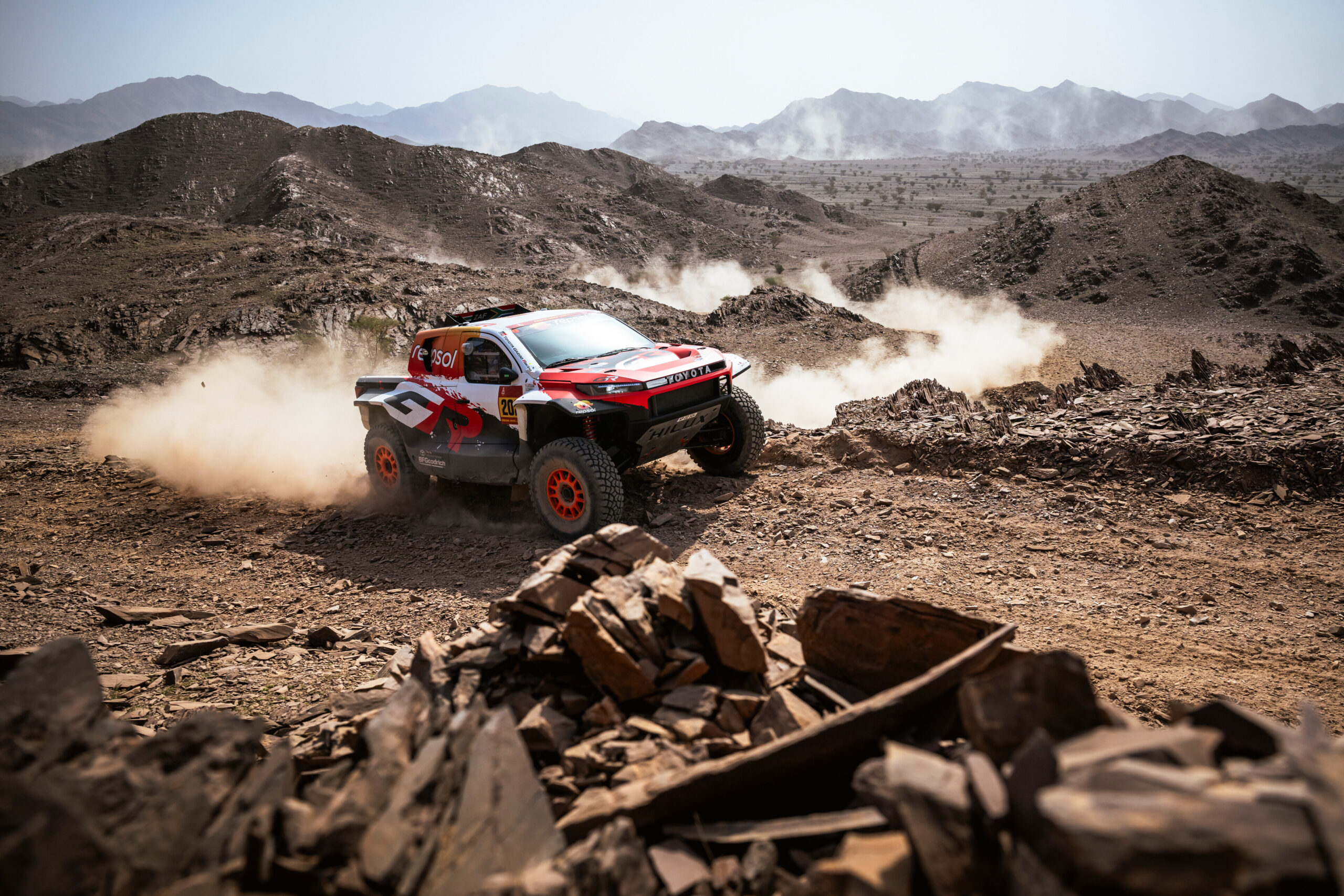 Lategan supera a Al-Attiyah y lidera la cuarta etapa del Dakar 2026; Al-Rajhi abandona
