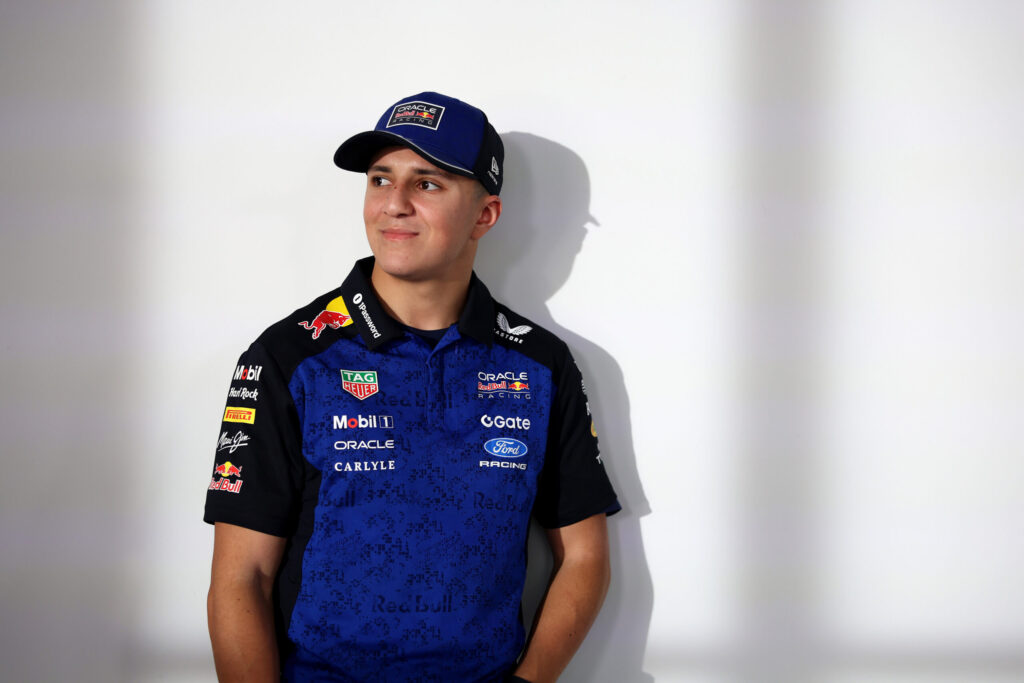 Red Bull detecta problema hidráulico en el auto de Hadjar al inicio del 2º día de tests de F1