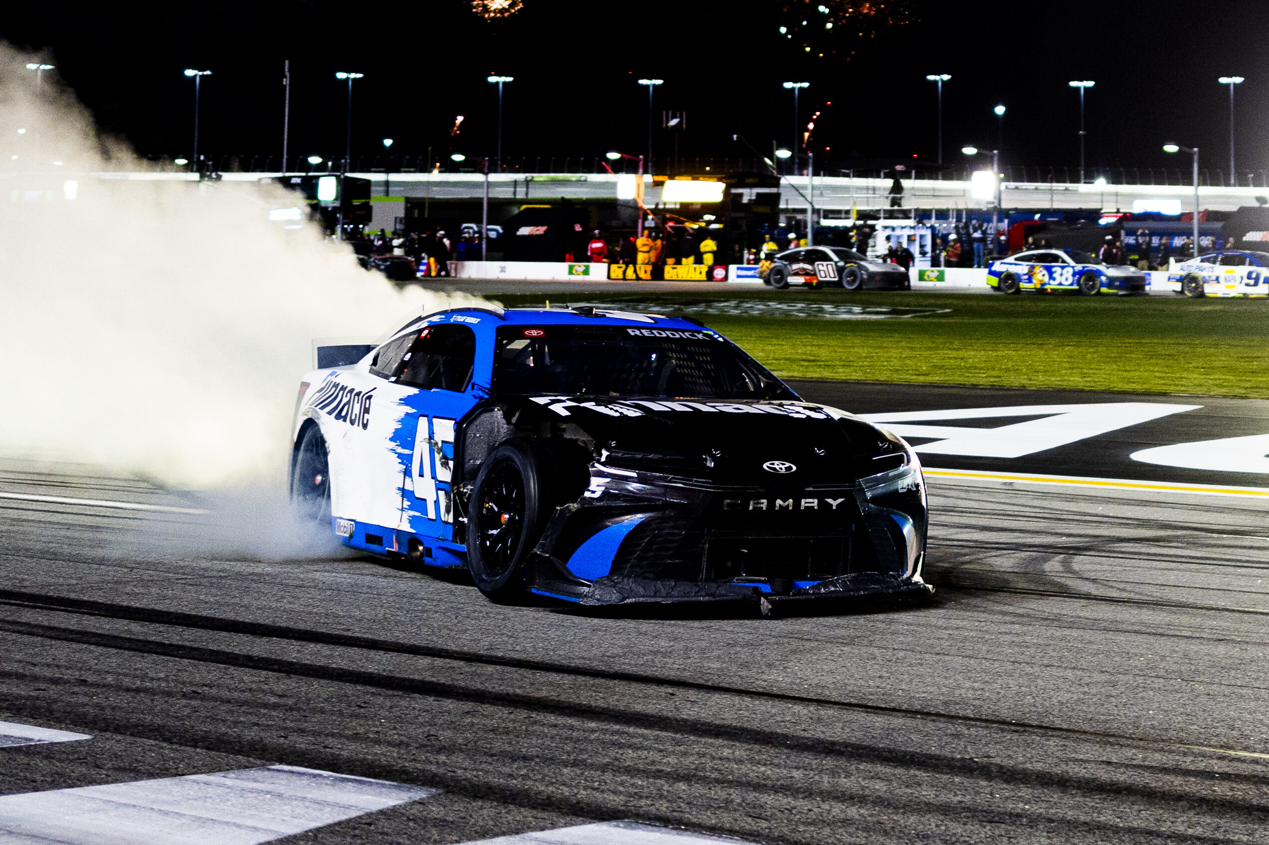 Reddick supera daños en su auto en Atlanta y gana 2ª carrera consecutiva de NASCAR 2026