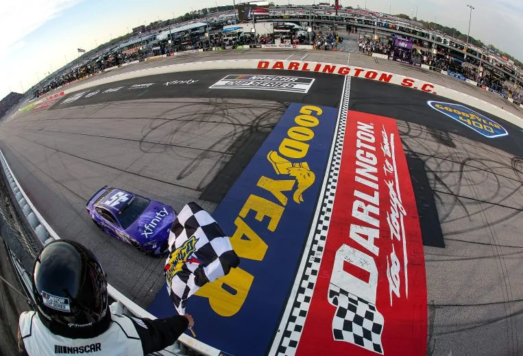 Reddick se recupera y gana la sexta fecha de NASCAR 2026 en Darlington