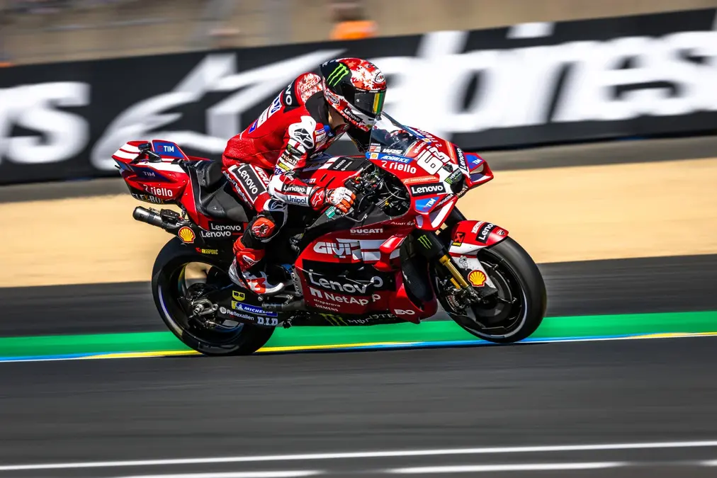 Bagnaia supera a Marc Márquez y consigue la pole en MotoGP en Le Mans