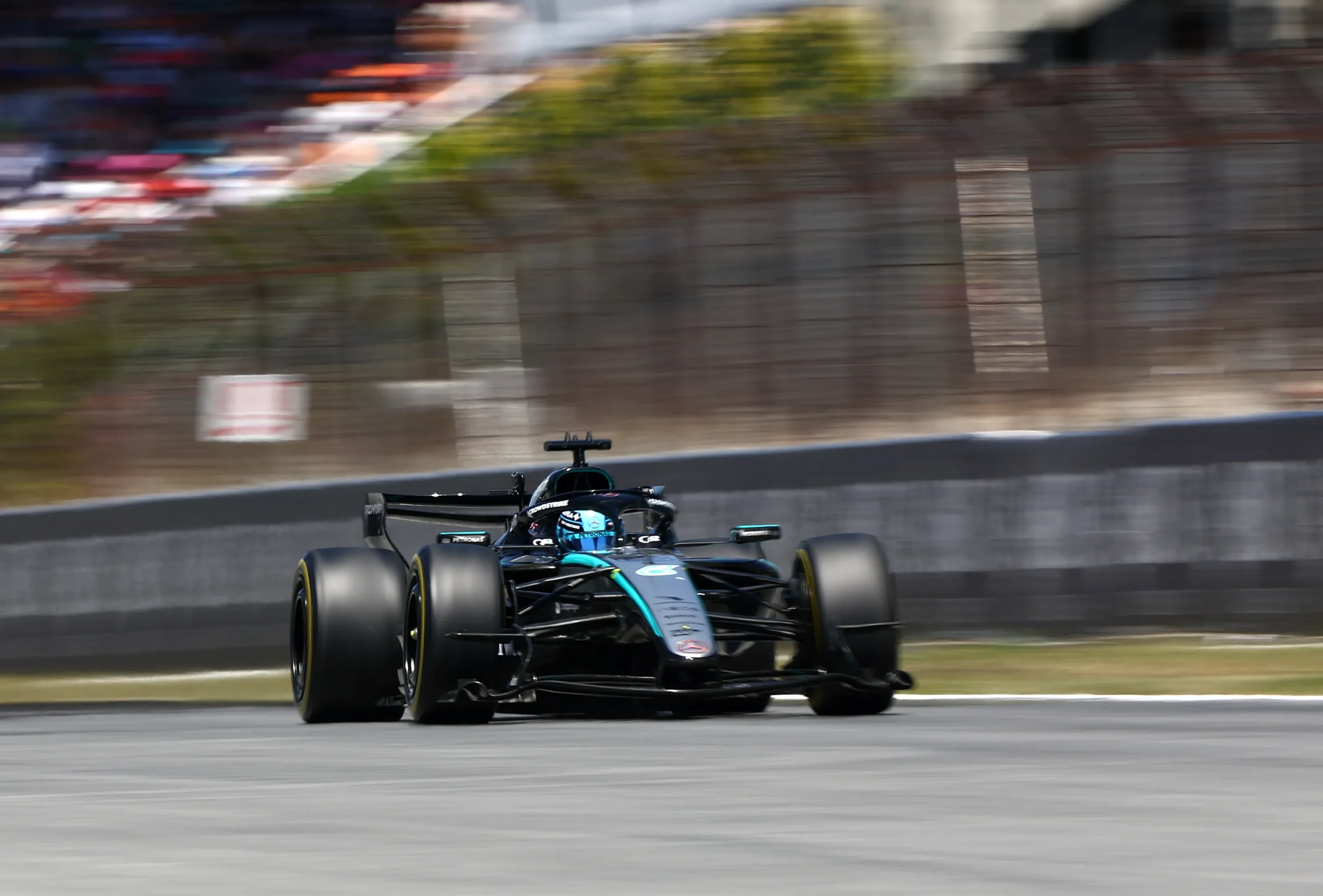 Russell celebra podio en Cataluña, pero advierte sobre Ferrari