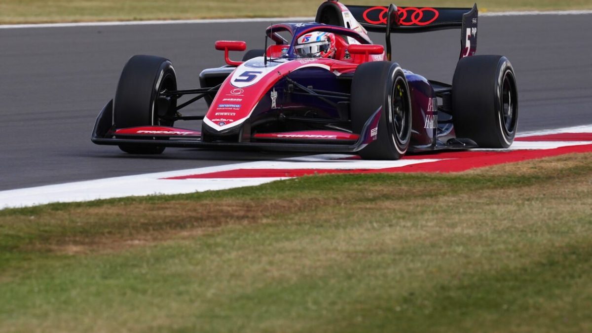 Slater conquista la pole de la F3 en Gran Bretaña; Colnaghi es 14°