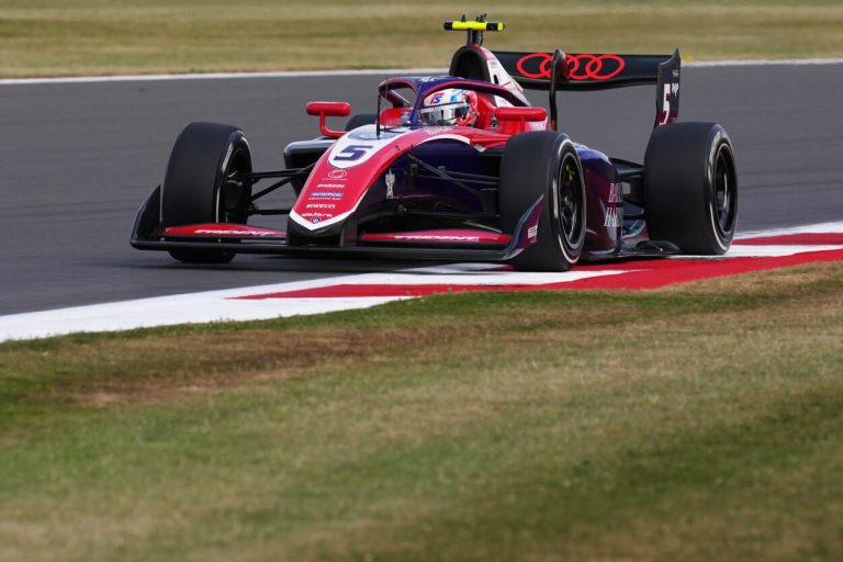 Slater conquista la pole de la F3 en Gran Bretaña; Colnaghi es 14°