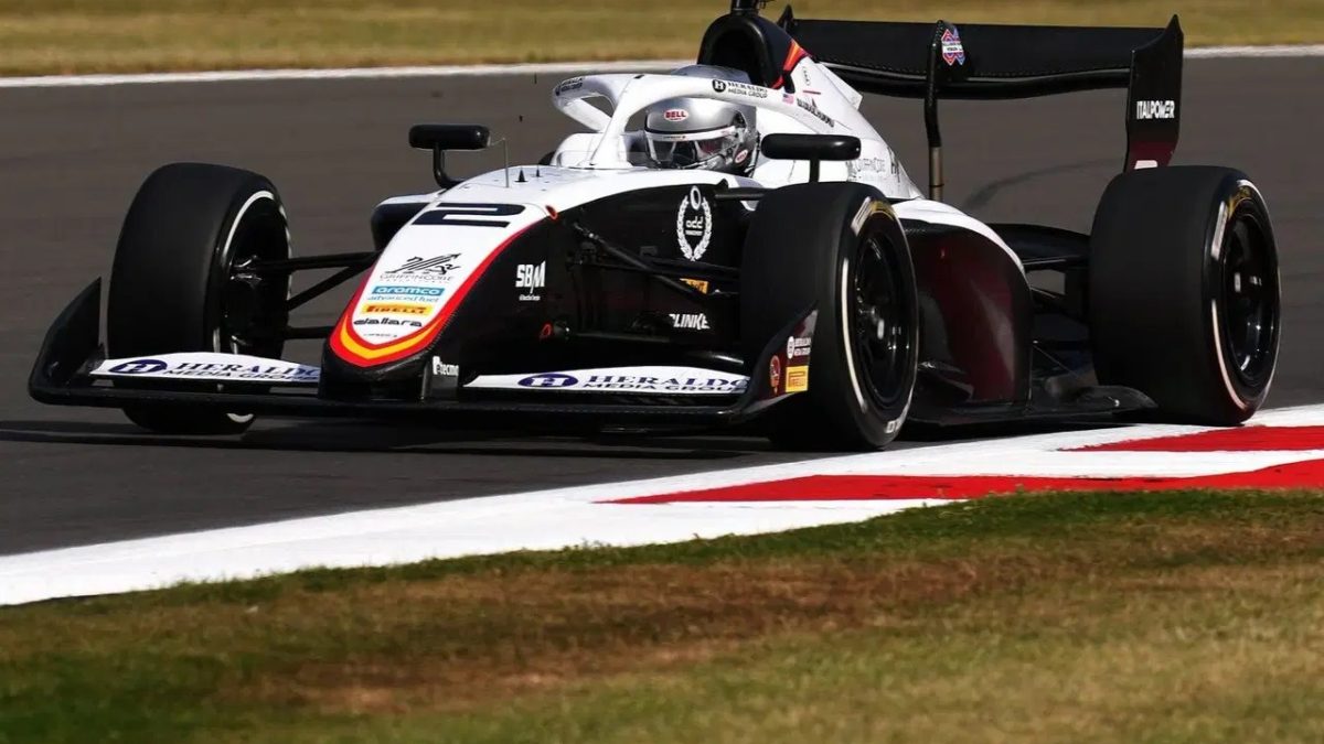 Ugochukwu gana carrera sprint de F3 en Silverstone; Colnaghi, 15°