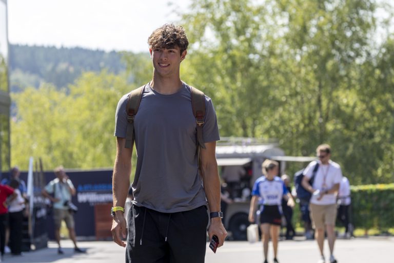 Bearman afirma sentirse halagado de que lo vinculen a Red Bull, pero que está enfocado en Haas