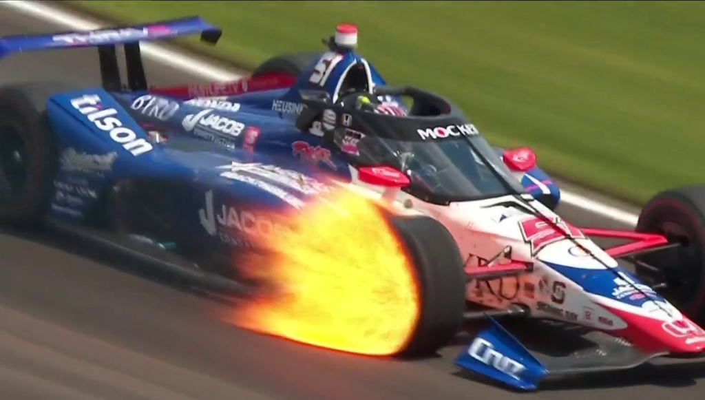 Davison tem problema no freio, pega fogo e causa primeira amarela da Indy 500