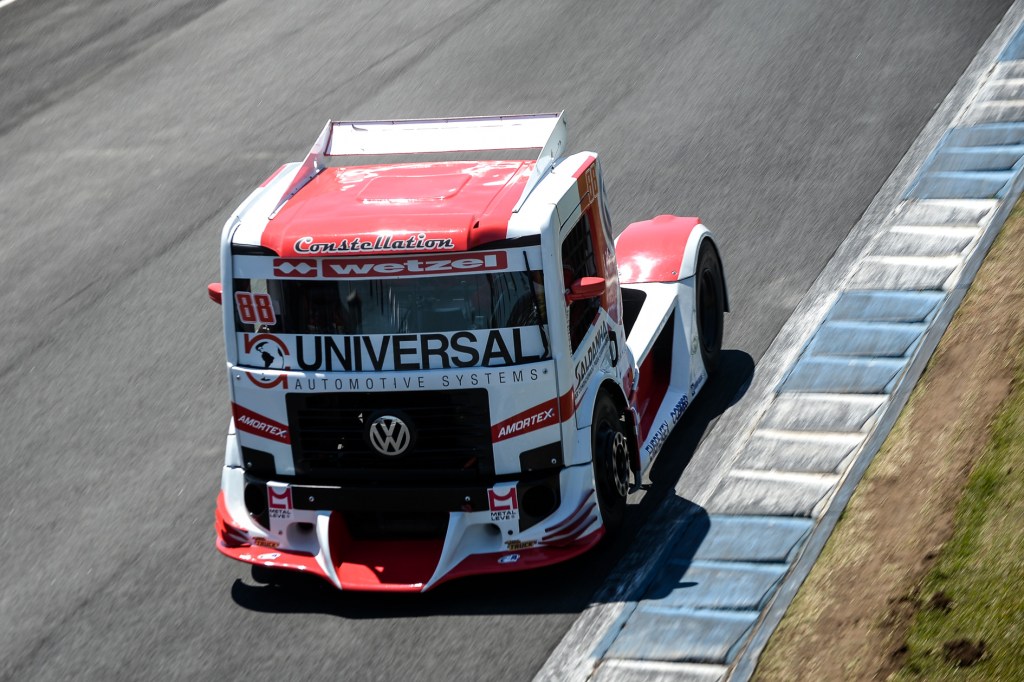 Monteiro se aproveita de punição de Cirino e vence corrida 1 da Copa Truck em Curitiba