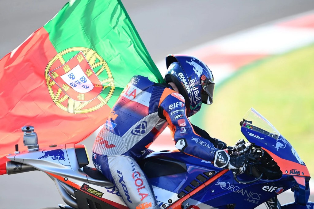 Com “grand-chelem”, Oliveira e KTM se afirmam de vez na MotoGP com vitória em Portugal