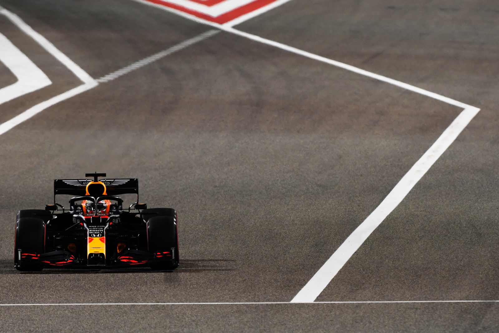 Verstappen critica anel externo do GP de Sakhir: “Não é legal de pilotar”
