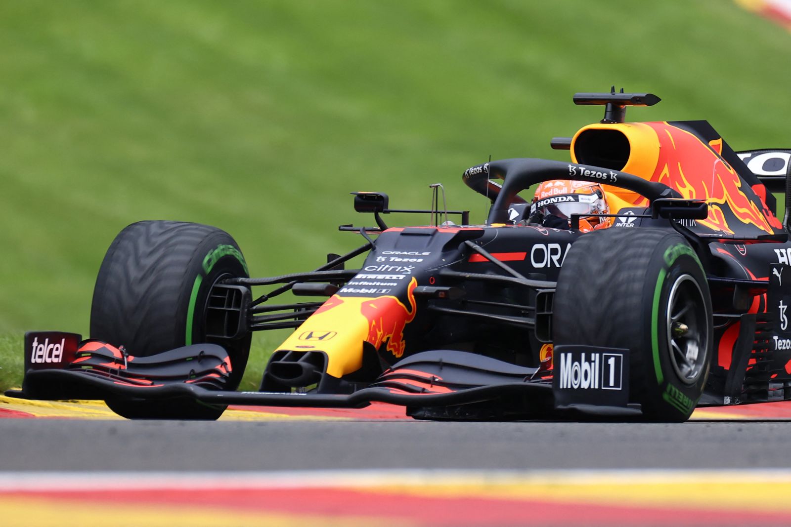 Verstappen critica aumento de circuitos de rua na F1: “Precisamos de pistas icônicas”