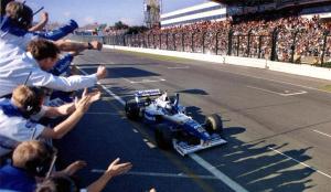 Na Garagem: Hill vence no Japão, repete feito do pai e conquista título da F1
