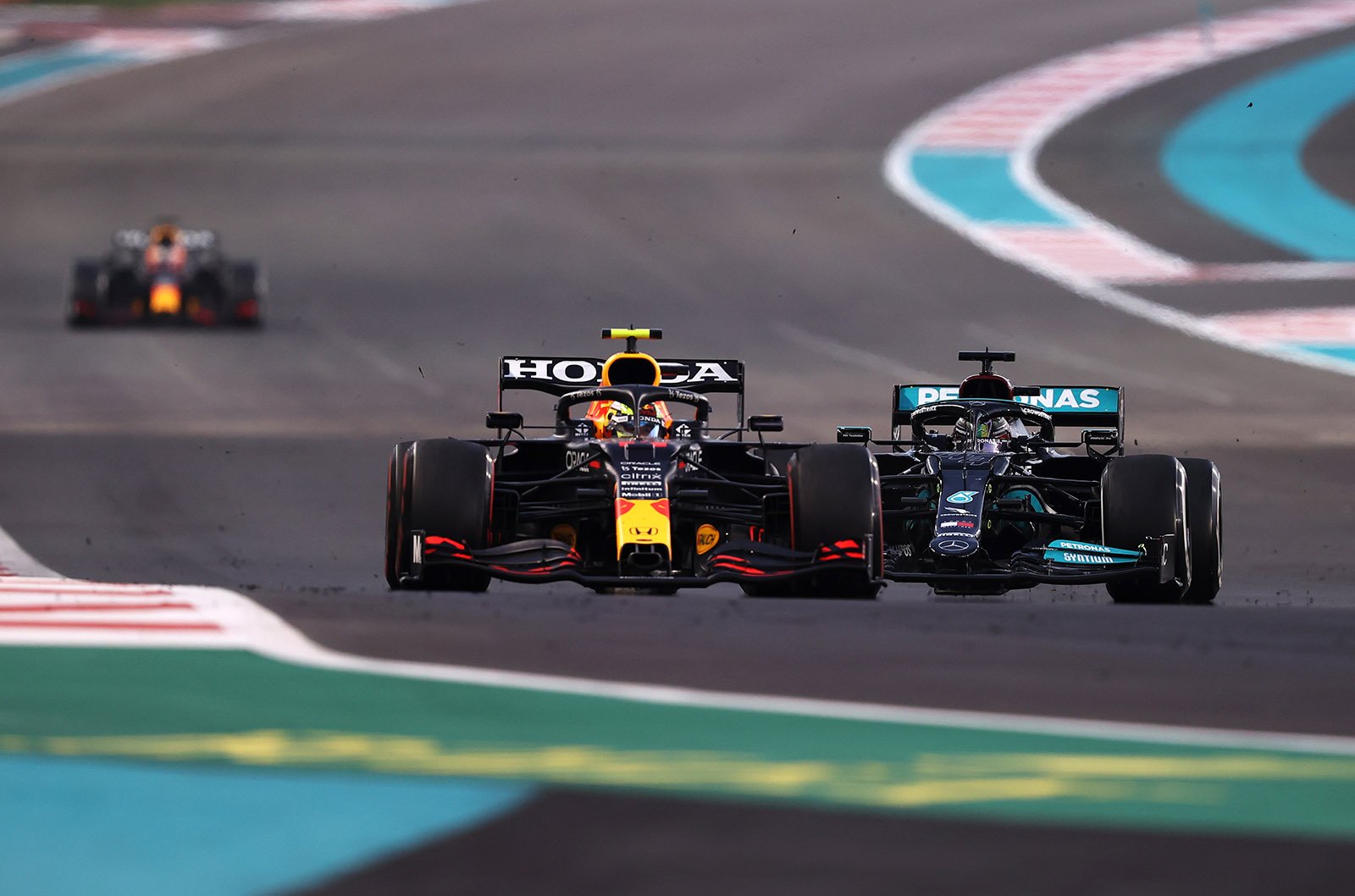 Pérez segura Hamilton e faz Verstappen tirar 6s na briga pelo título em Abu Dhabi