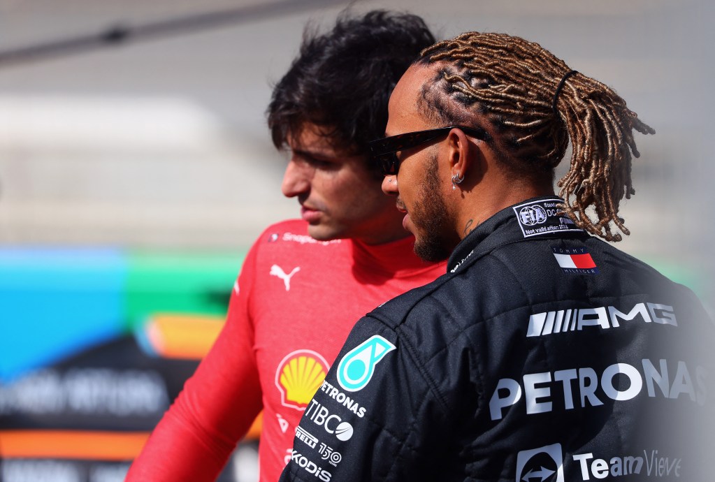 Sainz minimiza elogios da Mercedes: “Chegam na corrida e acabam com a competição”