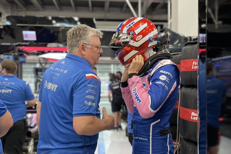 Otmar Szafnauer quer a Alpine pressionando a Mercedes (Foto: Alpine)