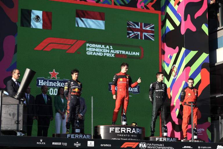 George Russell ainda conseguiu subir ao pódio na Austrália com abandono de Max Verstappen (Foto: Ferrari)