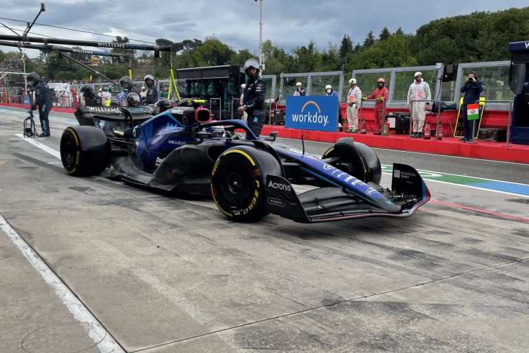 Ausência de pintura nas partes pretas, de carbono, diminuíram o peso do FW44 (Foto: Williams)