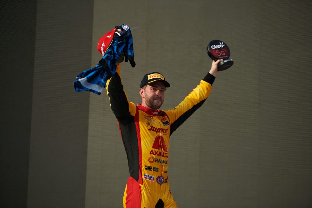 Casagrande leva a melhor em duelo com Zonta e vence corrida 1 da Stock Car no Velopark