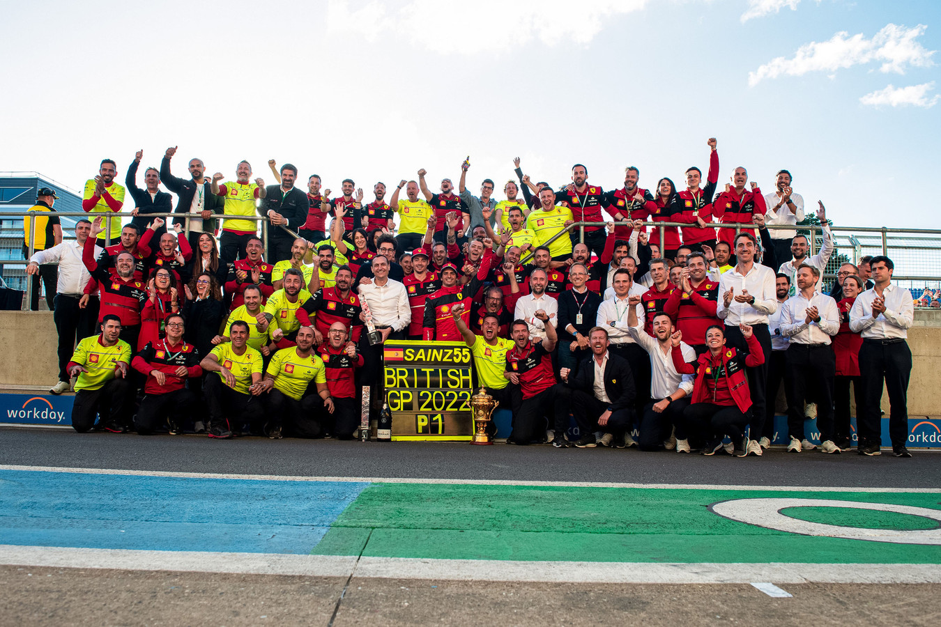 Leclerc nega que decepção com Ferrari foi motivo de foto ‘vazia’ para vitória de Sainz