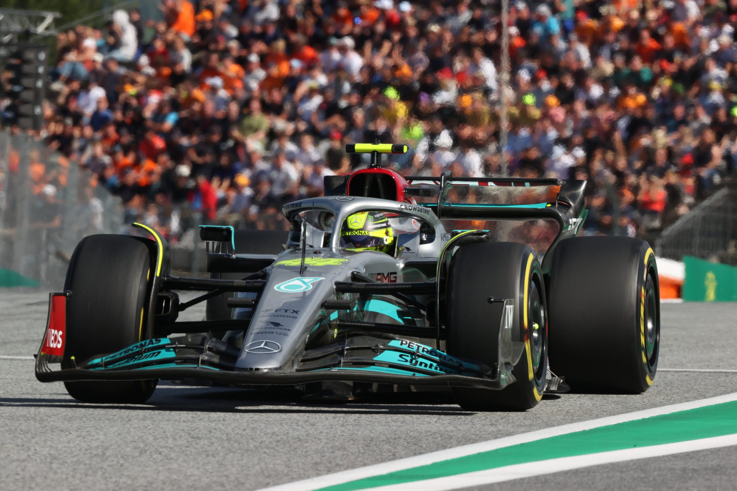 Hamilton critica Gasly após toque na largada: “Não entendo por que fazer isso”