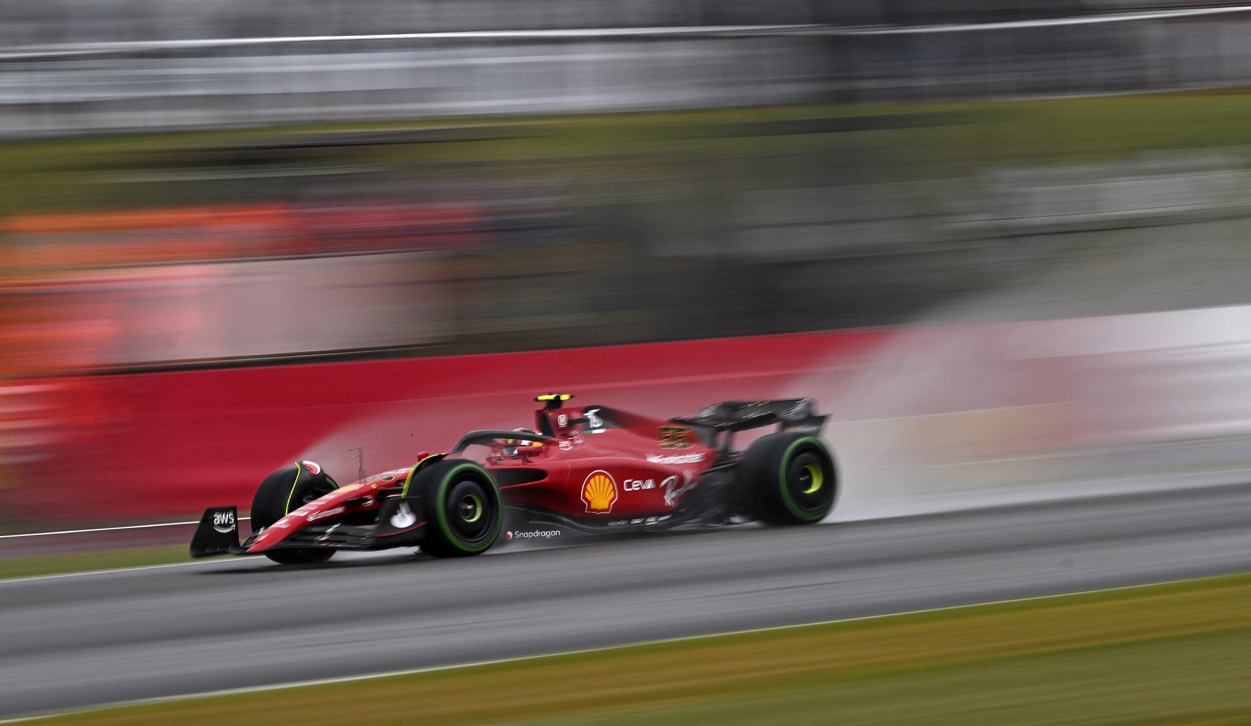 Sainz conquista o impossível, bate Verstappen na chuva e anota pole na Inglaterra