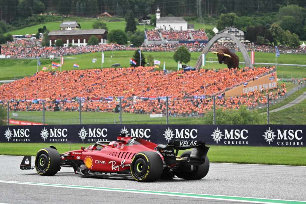 Leclerc ‘pede música’ com três ultrapassagens em Verstappen e vence GP da Áustria