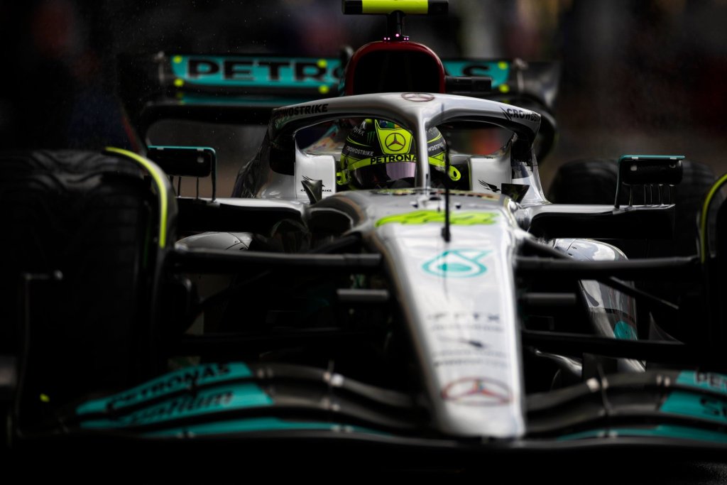 Hamilton lamenta 5º lugar no grid na frente dos fãs em Silverstone: “Arrasado”